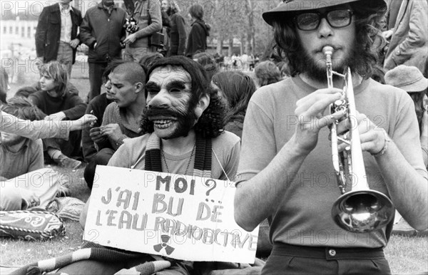 Manifestation anti-nucléaire sur le Champ de Mars, Paris, 1973