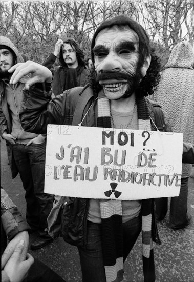 Manifestation anti-nucléaire sur le Champ de Mars, Paris, 1973