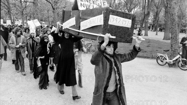 Manifestation anti-nucléaire sur le Champ de Mars, Paris, 1973