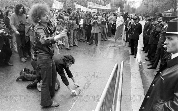 Manifestation anti-nucléaire sur le Champ de Mars, Paris, 1973