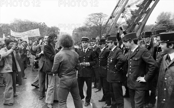 Manifestation anti-nucléaire sur le Champ de Mars, Paris, 1973