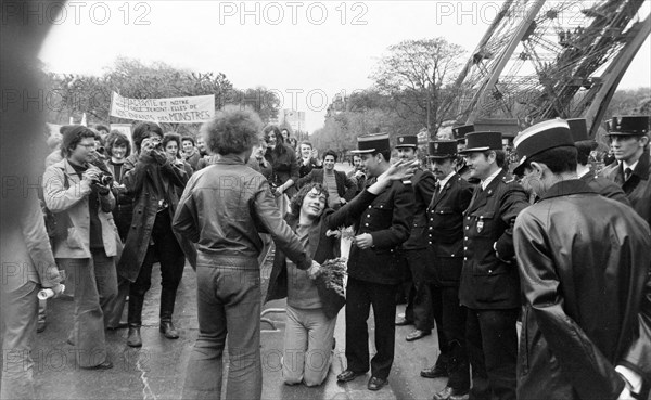 Manifestation anti-nucléaire sur le Champ de Mars, Paris, 1973