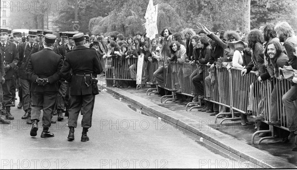 Manifestation anti-nucléaire sur le Champ de Mars, Paris, 1973