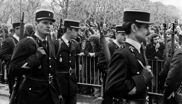 Manifestation anti-nucléaire sur le Champ de Mars, Paris, 1973