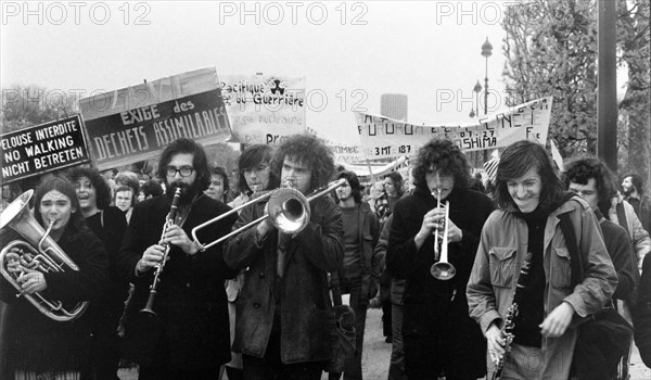 Manifestation anti-nucléaire sur le Champ de Mars, Paris, 1973