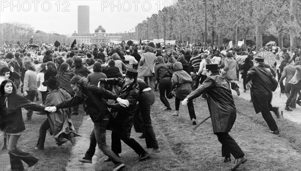 Manifestation anti-nucléaire sur le Champ de Mars, Paris, 1973