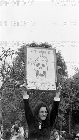 Manifestation anti-nucléaire sur le Champ de Mars, Paris, 1973