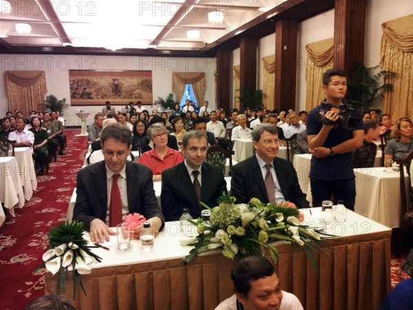 FRANCE-VIETNAM-DIPLOMATIE