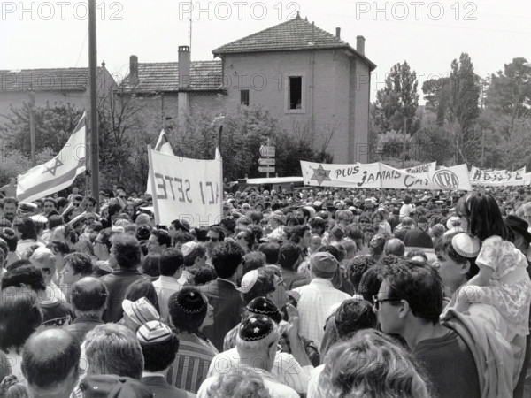 Manifestation à Carpentras en 1990 suite à la profanation du cimetière juif de la ville
