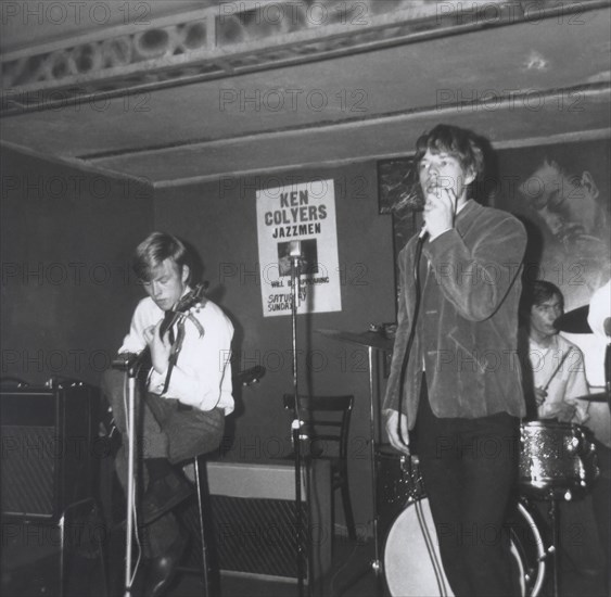 Les Rolling Stones sur la scène d'un club de jazz à Chelsea, Londres (1962)