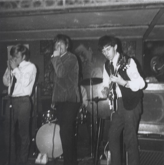 Les Rolling Stones sur la scène d'un club de jazz à Chelsea, Londres (1962)