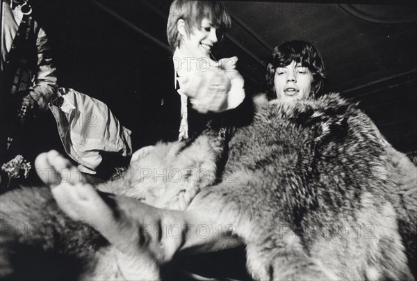 Parodie du procès d'Oscar Wilde dans une  vieille église de Kings Cross, Londres (1966)