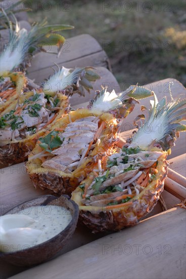 The Robinson Crusoe buffet: Crispy chicken salad with spices