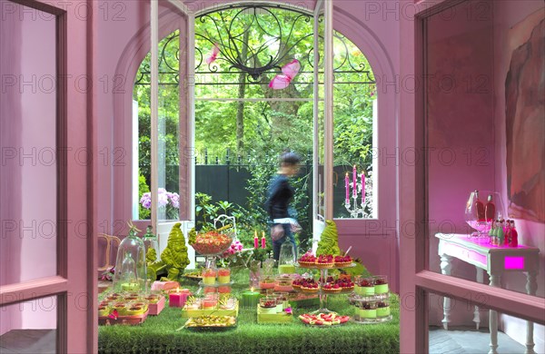 Meal in pink and green theme: set up table
