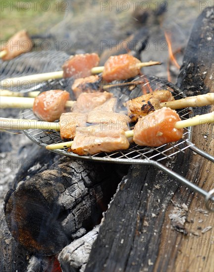 Buffet Robinson : brochettes de saumon caramélisé au sésame