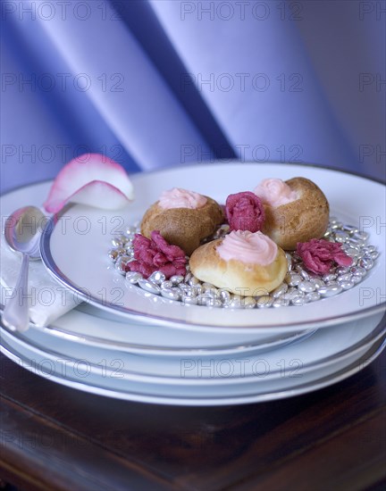 Dîner glamour "Esprit couture" : petits choux à la rose