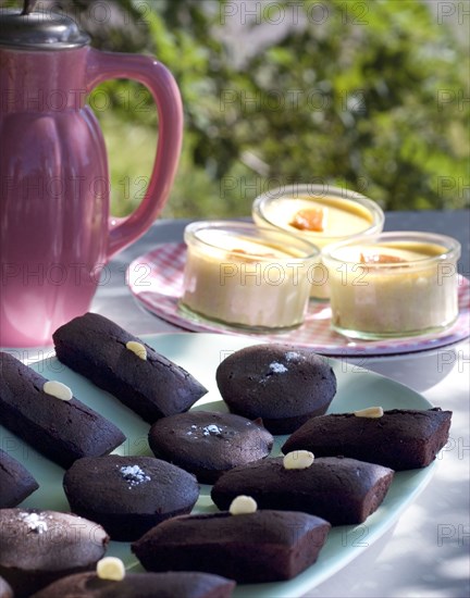 Pique-nique "Tour de France" : financiers au chocolat, et petites crèmes au lait d'amande et pêches miellées