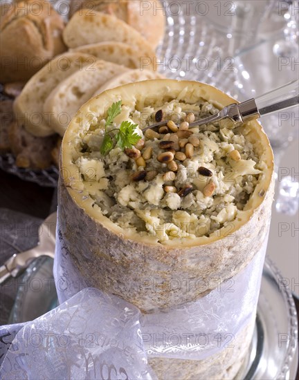 Repas de Noël en strass : fourme d'Ambert marinée au porto