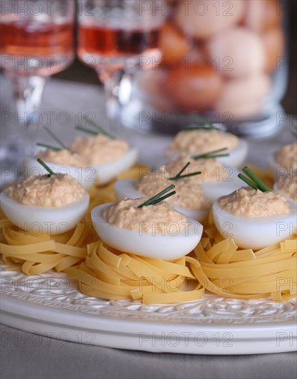 Repas "tout à l'oeuf" : oeufs mimosa aux crevettes et curry