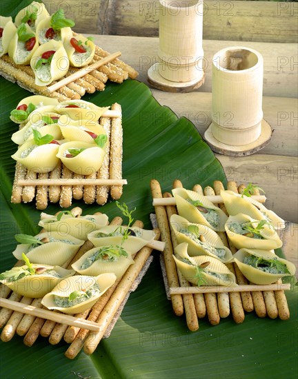 The Robinson Crusoe buffet : stuffed conchiglione on egg-bread rads