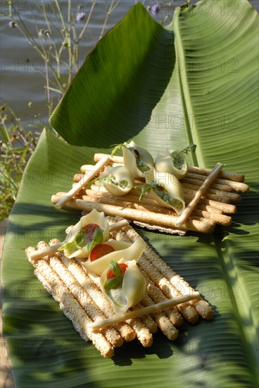 Buffet Robinson : conchiglione farcis sur radeau de gressins au sésame