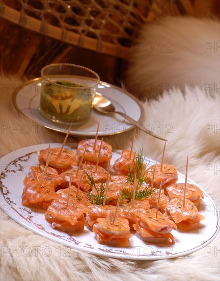 Dîner du Grand Nord : saumon gravlax en canapés