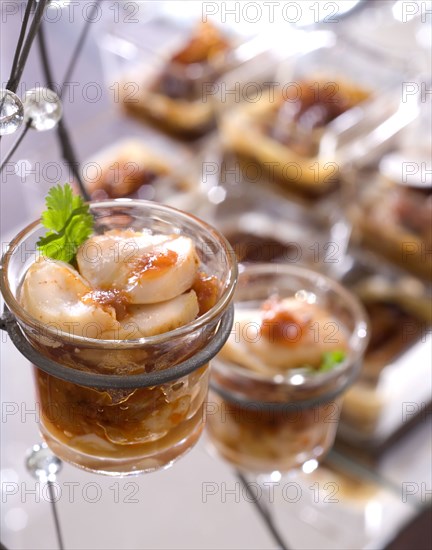 Repas de Noël en strass : tartare de saint-jacques et compotée de tomates au chorizo