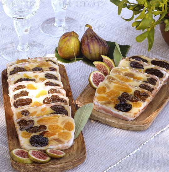 Buffet gaulois : gâteau fumé aux fruits secs