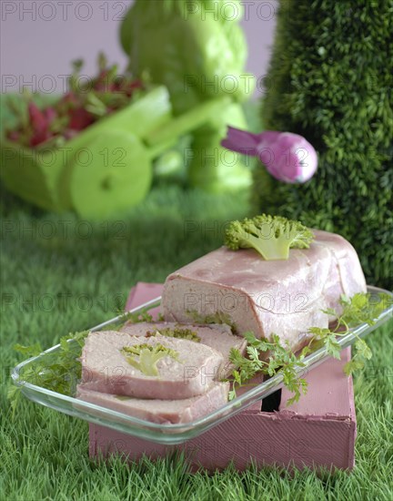 Repas en rose et vert : terrine légère de jambon et brocolis