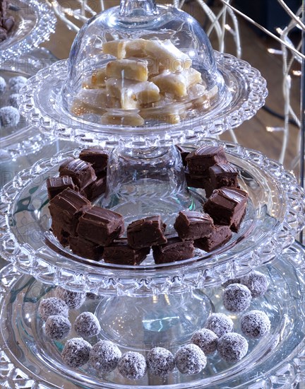 Christmas dinner with strass: little white stars and chocolate chestnut bites
