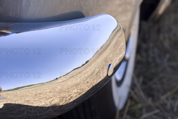 Pique-nique "Tour de France", reflet dans un pare-choc de voiture