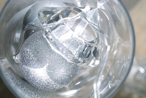 Christmas dinner with strass: clear glass bowl