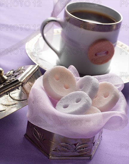 Glamour dinner 'sewing theme': button-shaped sugars with coffee
