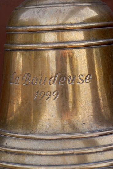 Yachting menu: bell of the boat 'La Boudeuse'