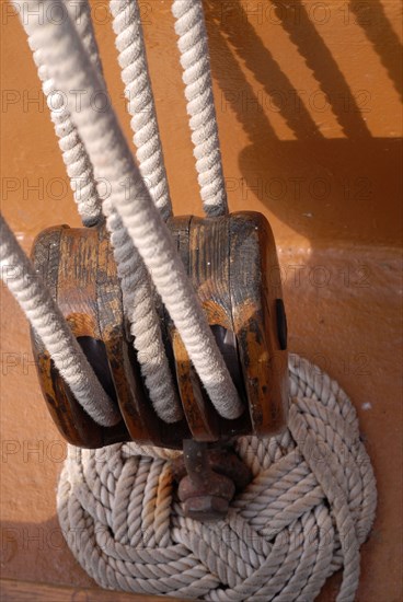 Yachting menu: pulley from the boat 'La Boudeuse'
