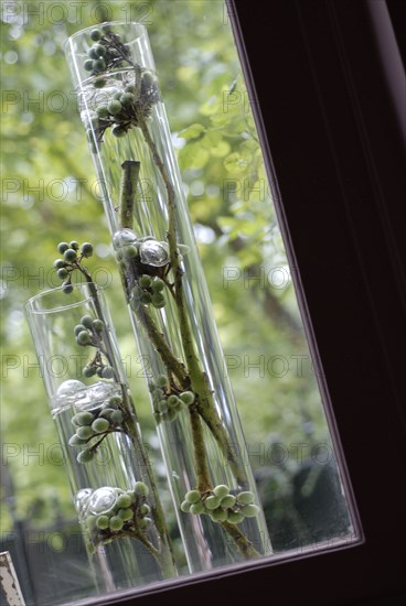 Meal in pink and green theme: branches with berries in tubular vases