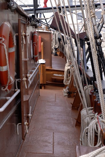 Yachting menu: deck of the boat 'La Boudeuse'