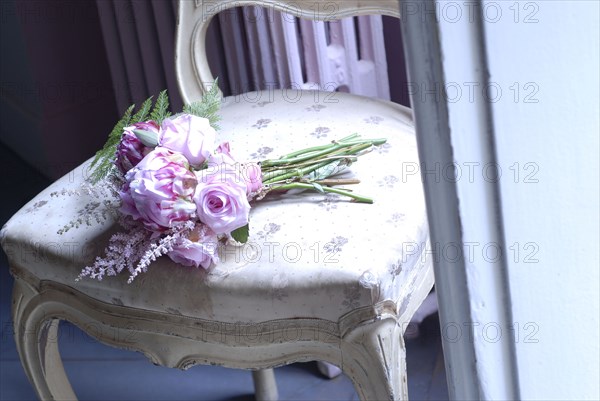 Meal in pink and green theme: bunch of roses