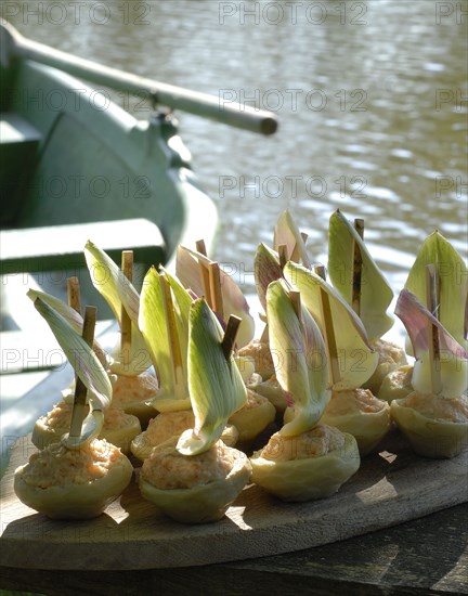 The Robinson Crusoe buffet : sea-flavoured mousse in artichoke boats