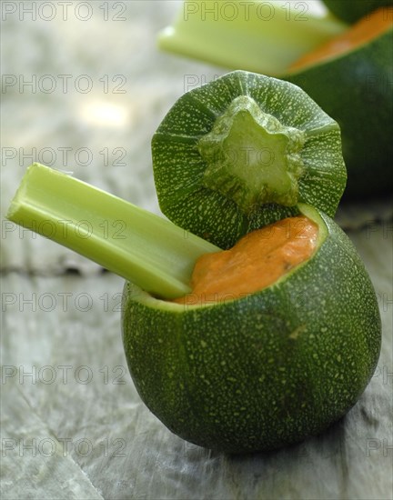 Buffet Robinson : crème de poivron dans une courgette ronde