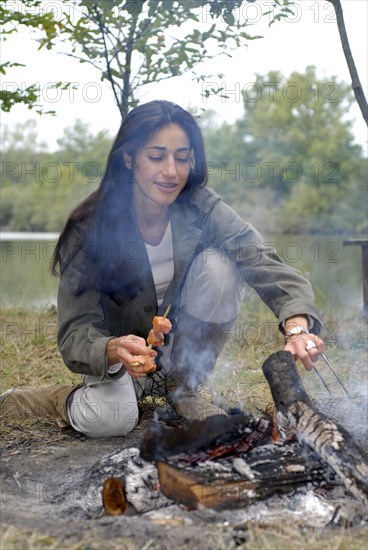 Buffet Robinson : Diane Vanier préparant le barbecue