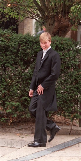 le prince William portant l'uniforme de l'Eton College pour son premier jour