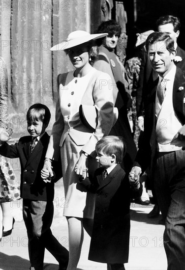 Le prince Charles, Lady Diana, prince William et prince Harry arrivant à la cérémonie de mariage de Sir Francis Brooke et Katherine Hussey