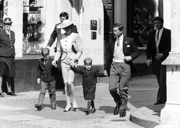 Le prince Charles, Lady Diana, prince William et prince Harry arrivant à la cérémonie de mariage de Sir Francis Brooke et Katherine Hussey