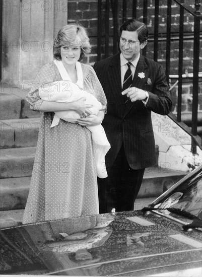 Princesse Diana et prince Charles avec leur nouveau bébé