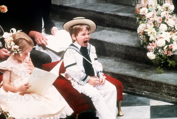 Les enfants de la cour royale du Royaume-Uni assistant au mariage du prince Andrew et de Sarah Ferguson.