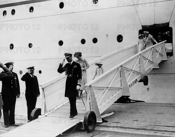 Le roi George VI, sa femme la reine Elizabeth et leur fille la princesse Elizabeth arrivent à Southampton à la fin de leur tournée aux Etats-Unis et au Canada en 1939. ©MSI