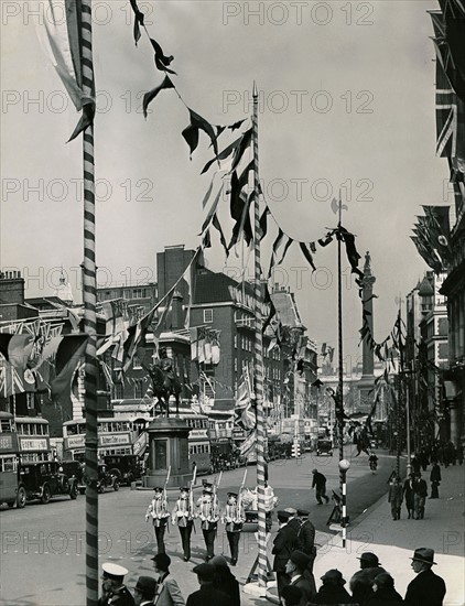 Whitehall orné avec des drapeaux et banderoles dans la préparation pour le couronnement du roi George VI.