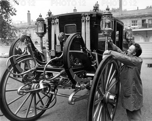 Dernières vérifications du carrosse royal qui emmènera la princesse Anne à Buckingham Palace pour son mariage avec Mark Philips.