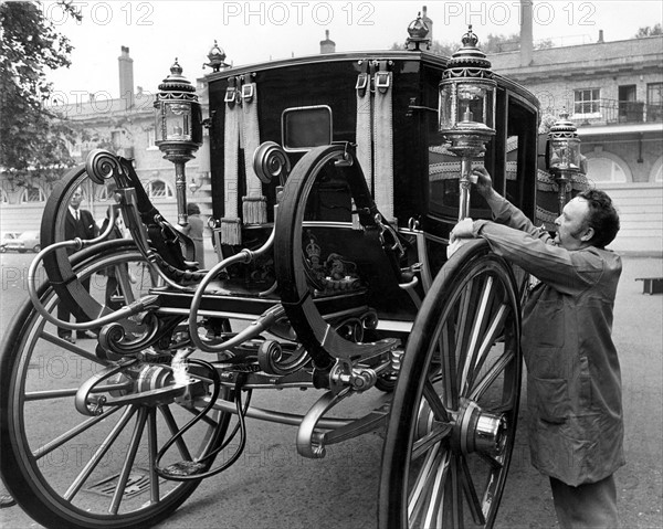 Dernières vérifications du carrosse royal qui emmènera la princesse Anne à Buckingham Palace pour son mariage avec Mark Philips.